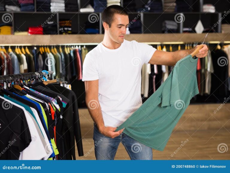 Cómo elegir remeras modernas y cómodas para jóvenes gorditas 15 jovenes eligiendo remeras en una tienda
