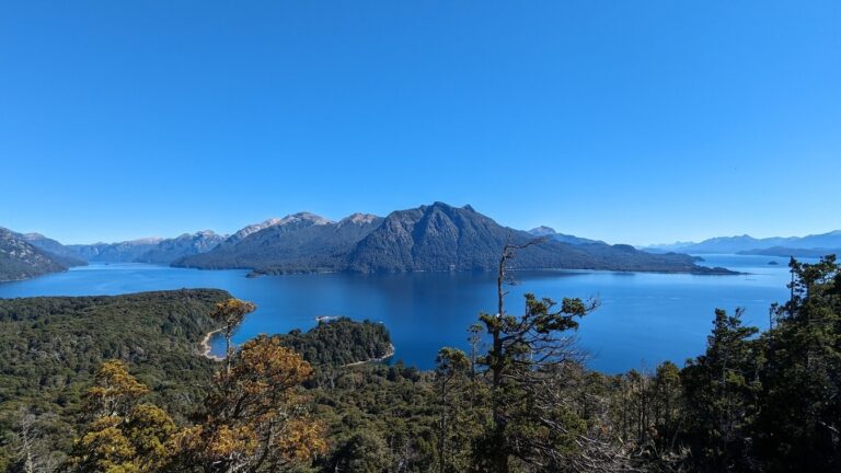 lago nahuel huapi con montanas de fondo 1