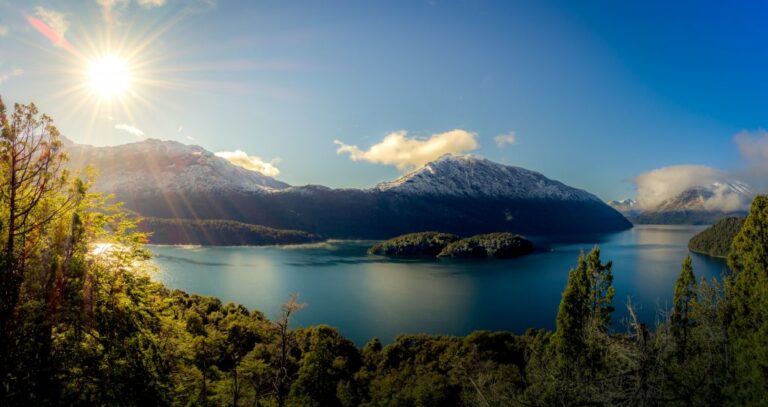 Qué actividades disfrutar en Colonia Suiza, Bariloche 11 lago rodeado de montanas en bariloche