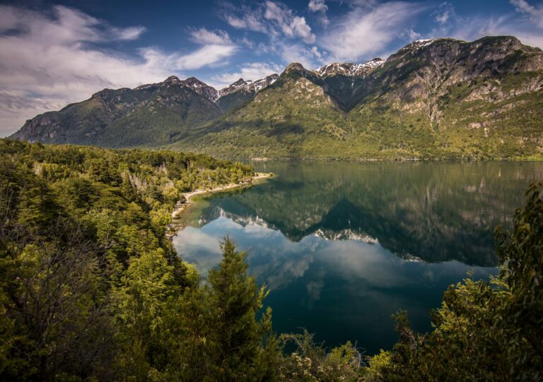 Cómo llegar a Rota Dos Sete Lagos y qué actividades ofrece 10 lago rodeado de montanas y naturaleza
