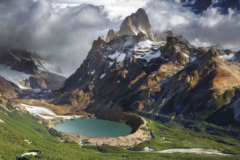 lago y montanas en paisaje patagonico