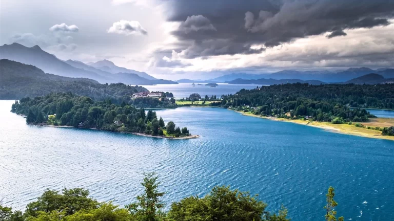 Quién fue San Carlos de Bariloche y por qué es famoso en Argentina 4 lago y montanas en san carlos de bariloche