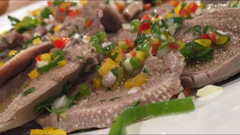 lengua al escabeche en un plato atractivo