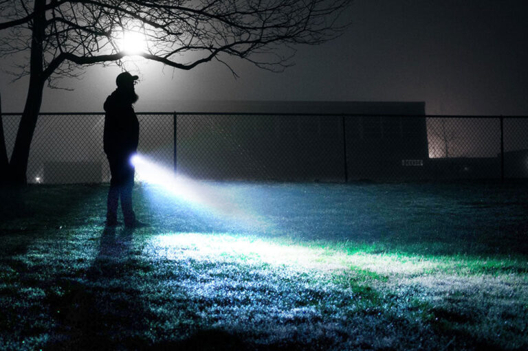 Cuáles son las mejores linternas LED para caza en el mercado 15 linterna led iluminando un bosque nocturno