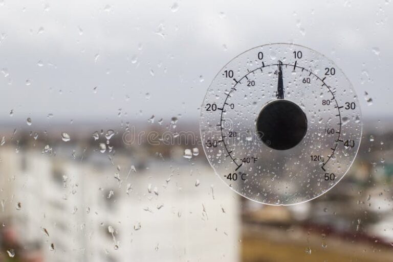 lluvia sobre un termometro en exterior