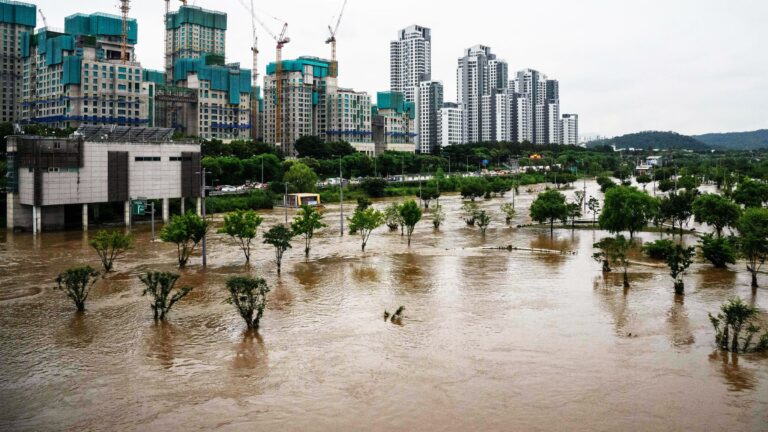 Qué implica la alerta naranja por acumulación de precipitaciones 21 lluvias intensas sobre un paisaje urbano