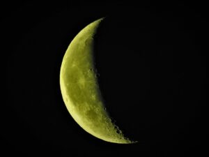 luna en cuarto menguante sobre paisaje nocturno