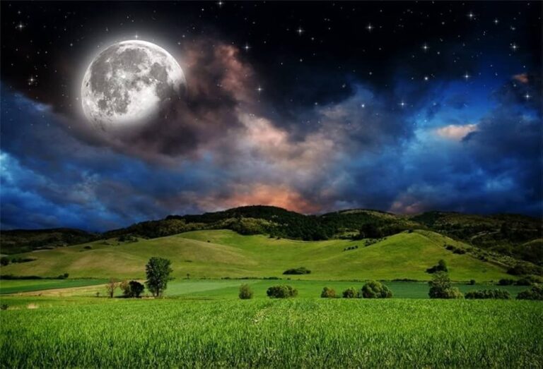 luna llena sobre un paisaje estrellado 2