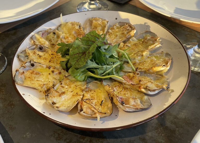 Cómo preparar machas al pil pil de manera fácil y deliciosa 2 machas al pil pil en un plato atractivo