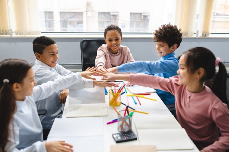 Qué beneficios ofrece la mutual para el magisterio rionegrino 11 maestro y estudiante en aula colaborativa