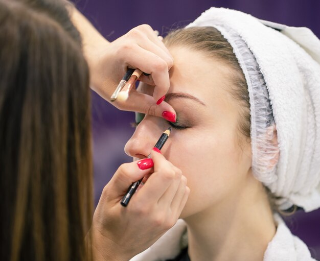Cómo inscribirse en el programa Belleza por un Futuro 2 manos aplicando maquillaje en un rostro