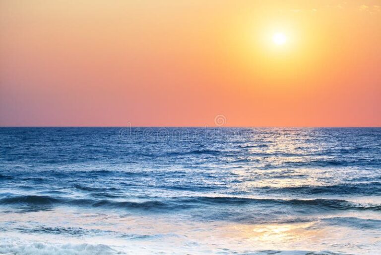 Por qué el mar se pone rojo y qué lo provoca 25 mar rojo con olas y cielo azul