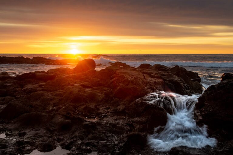 Cómo se produce una marea viva y cuáles son sus efectos 8 marea viva en la costa durante el atardecer