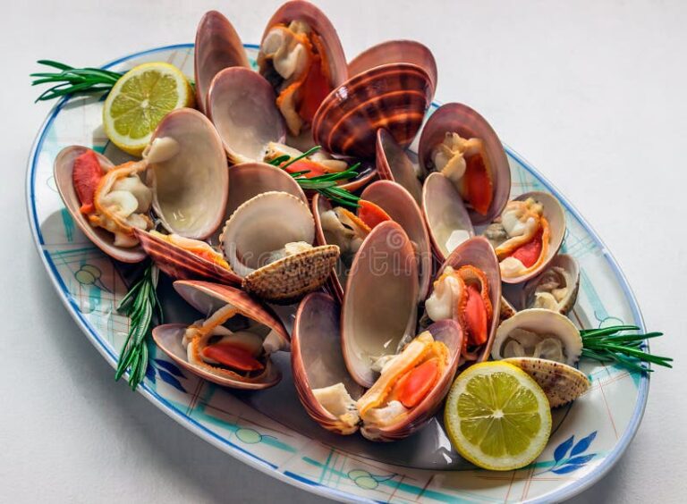 Qué platos ofrece El Rey del Marisco en Las Grutas 19 mariscos frescos en coloridos platos