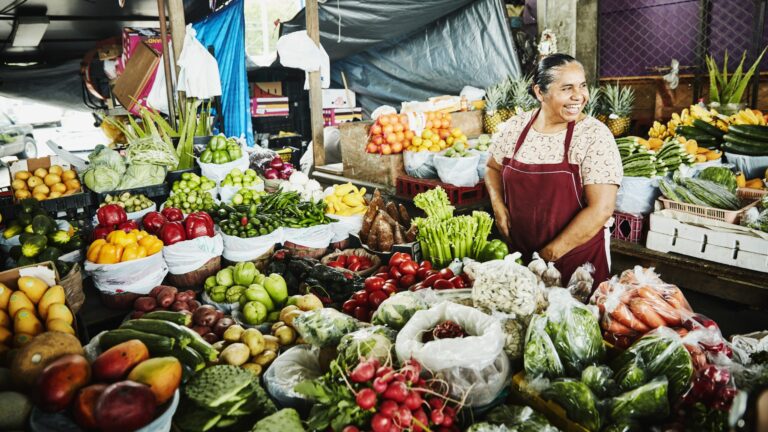 mercado con puestos coloridos y productos locales