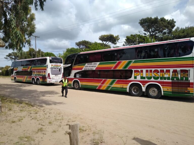 micro viajando por carretera hacia villa gesell