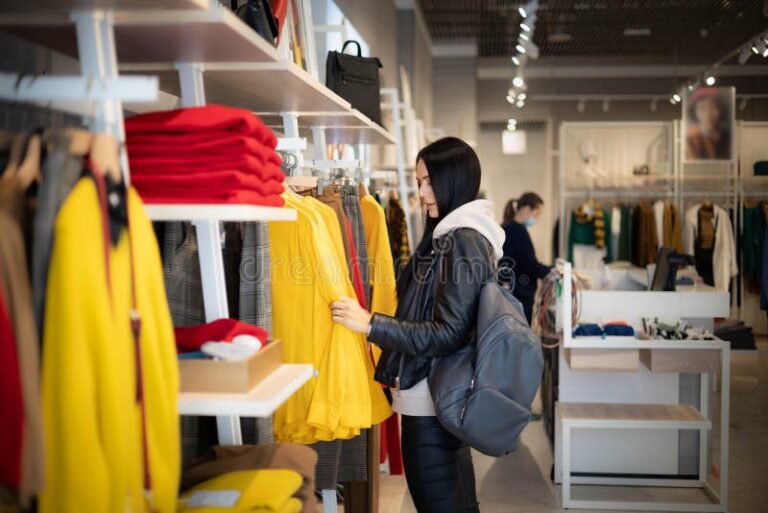 Qué variedad de prendas ofrece Sol Blanco en Avellaneda 30 mujer eligiendo ropa en boutique moderna