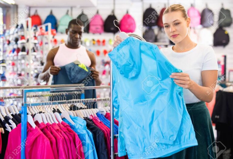 mujer revisando catalogo de ropa deportiva