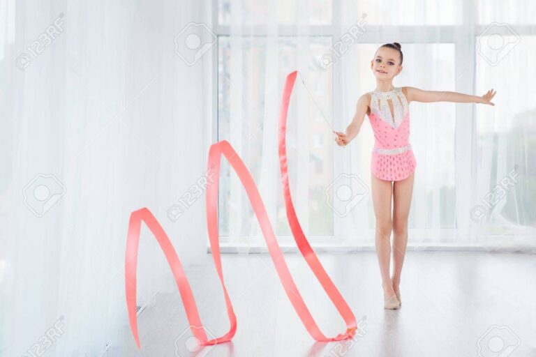 nina practicando gimnasia artistica en mallas
