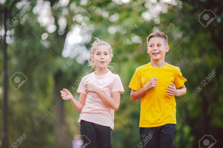 Dónde comprar el mejor conjunto de jogging para niños en Argentina 23 ninos jugando con conjuntos de jogging