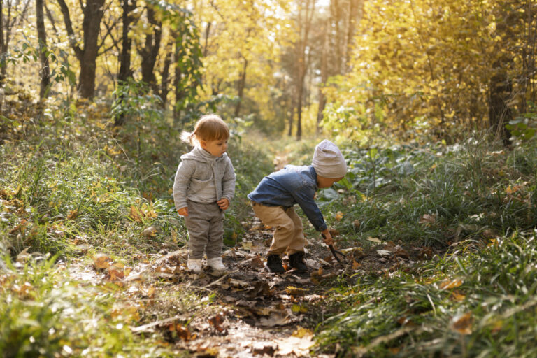 De qué trata la canción "Las Manitos" en mapudungun 17 ninos jugando en la naturaleza