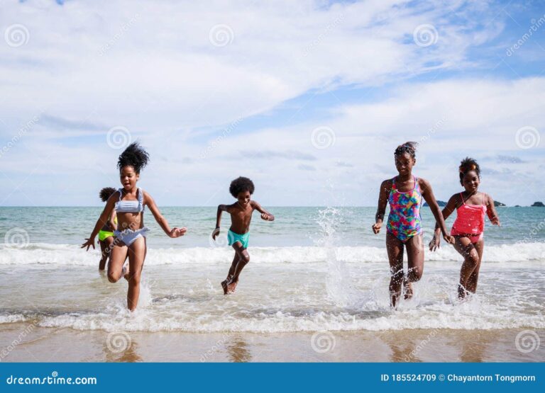 ninos jugando en la playa con trajes de bano
