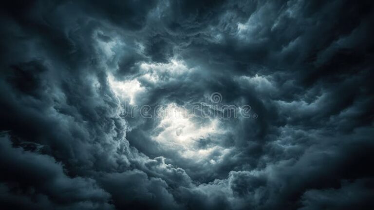 nubes oscuras con lluvia intensa