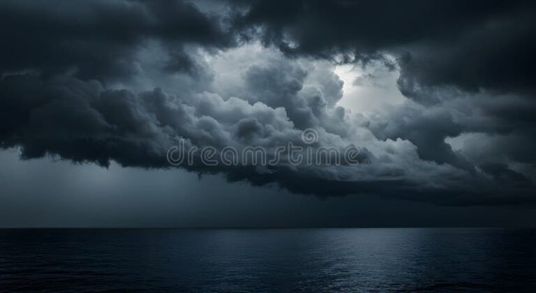 nubes oscuras sobre el mar en tormenta