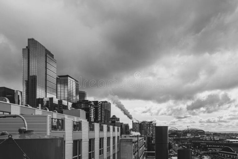 Para cuándo está anunciado el pronóstico de lluvia en mi área 13 nubes oscuras sobre un paisaje urbano