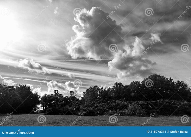 nubes tormentosas sobre un paisaje natural