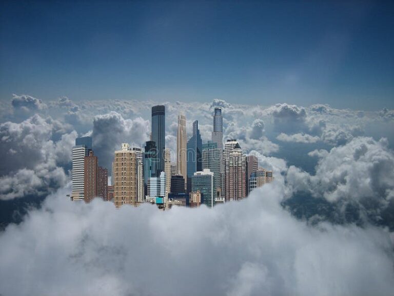 nubes y lluvia sobre una ciudad moderna