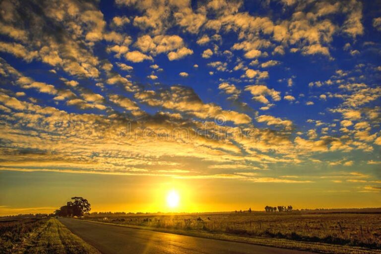 nubes y sol sobre paisaje argentino
