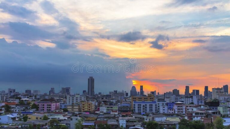 nubes y sol sobre un paisaje urbano 1