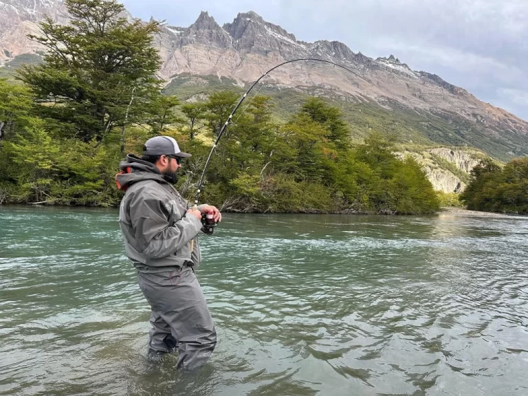 Cuándo finaliza la veda en Argentina este año 2 paisaje argentino con pesca en accion