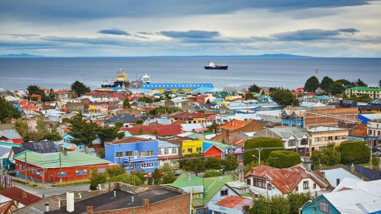 Qué actividades y lugares visitar en Punta Arenas durante tu viaje 20 paisaje de punta arenas con montanas y mar