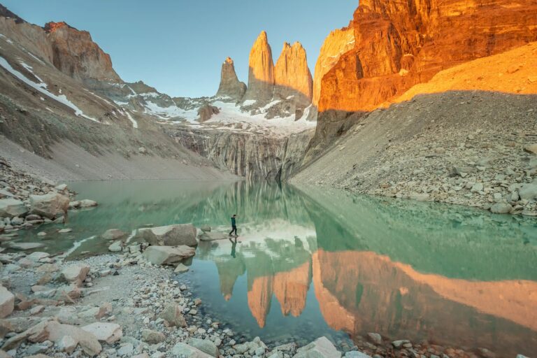 Cómo llegar de Puerto Natales a Torres del Paine fácilmente 12 paisaje de torres del paine al amanecer