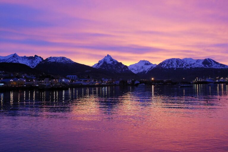 paisaje de ushuaia con montanas y mar