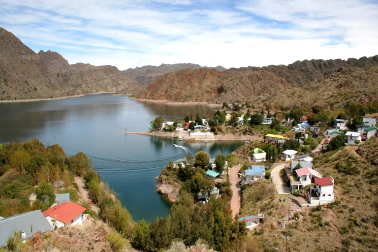 Qué actividades se pueden realizar en la excursión a Los Reyunos, San Rafael 11 paisaje montanoso en los reyunos san rafael