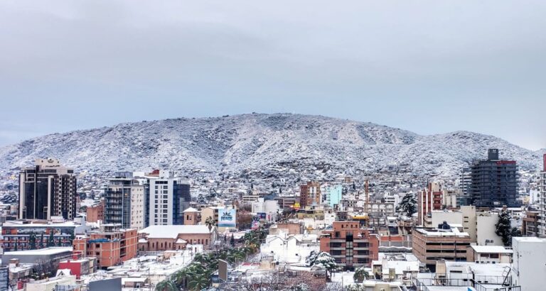 paisaje nevado en carlos paz en invierno