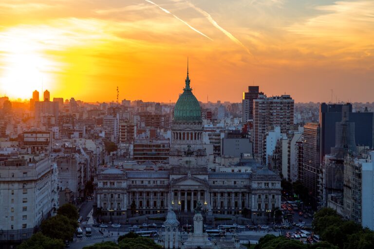 paisaje urbano de buenos aires con nubes