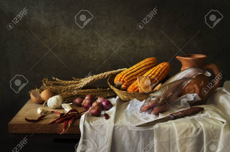 pan y peces sobre una mesa rustica