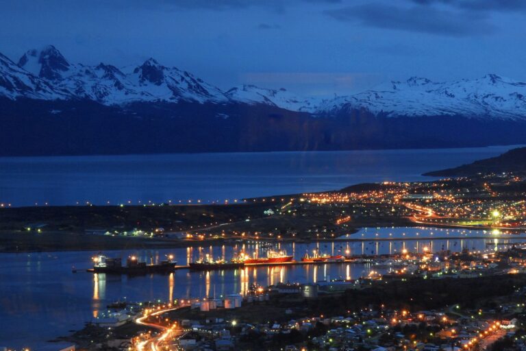 Dónde encontrar el mejor bus city tour en Ushuaia 16 panoramica de ushuaia y sus montanas