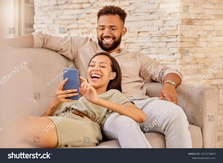 Es mejor casar o cazar memes divertidos en Internet 30 pareja riendo con memes en el sofa