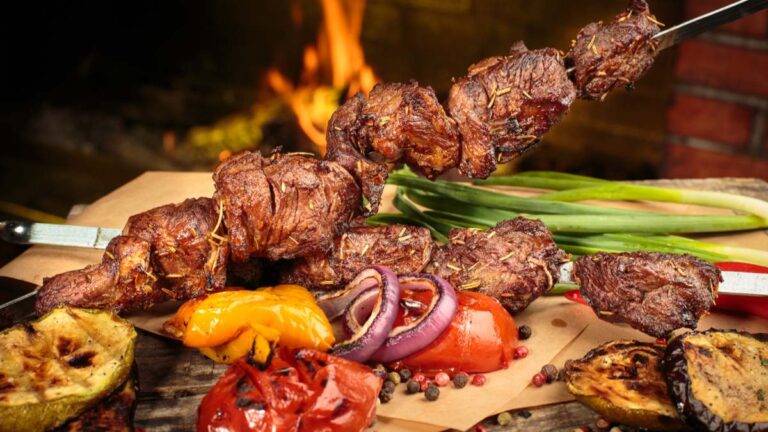 parrilla con carnes y vegetales asados