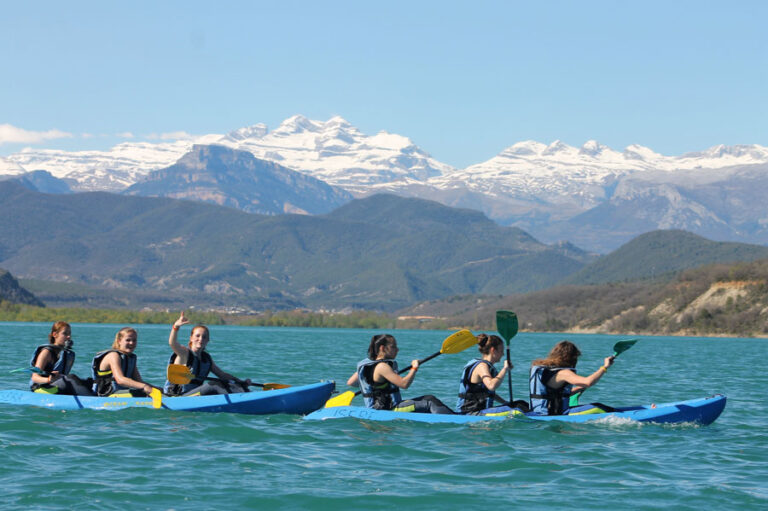 paseo en barco por aguas tranquilas