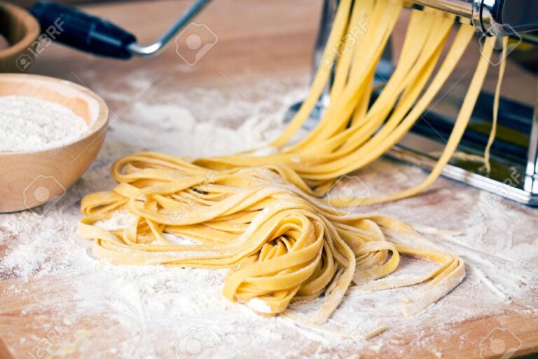 pasta fresca en una mesa de cocina
