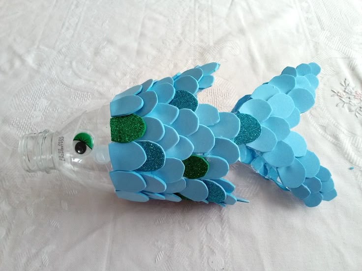Cómo hacer peces decorativos con botellas de plástico recicladas 22 peces coloridos hechos de botellas recicladas