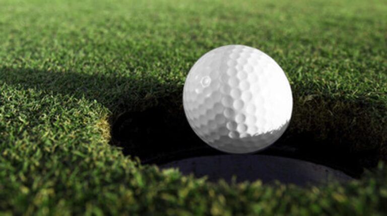 Por qué las pelotas de golf tienen agujeros y cómo afectan el juego 18 pelota de golf con agujeros en primer plano