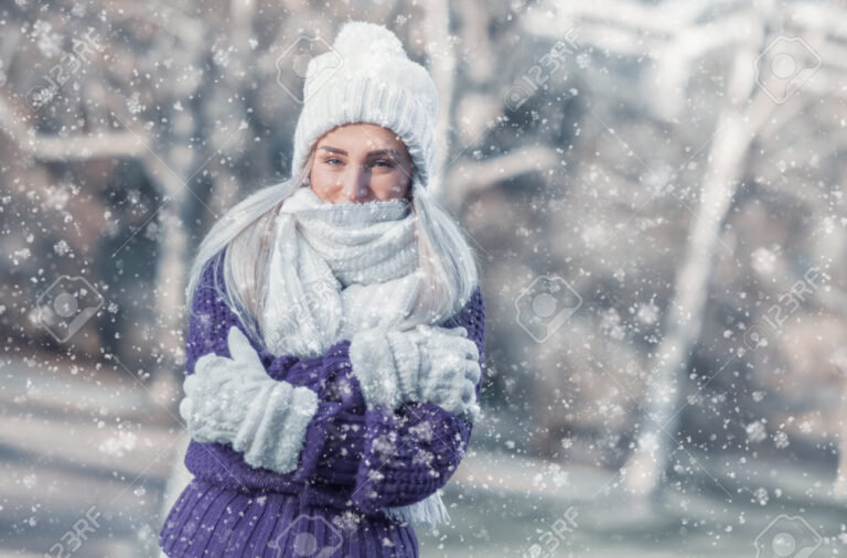 persona en abrigo disfrutando la nieve