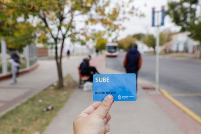 persona usando tarjeta sube en la calle